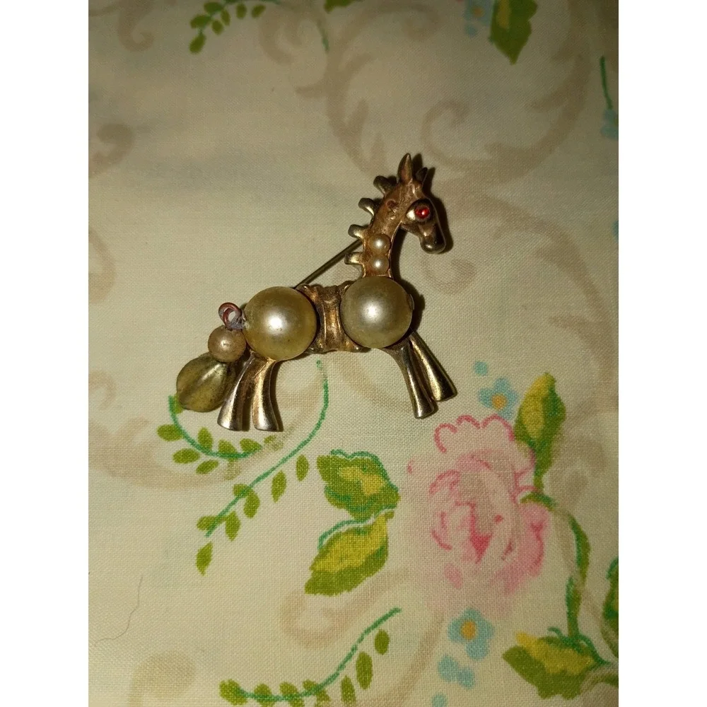 Gold Toned Horse Faux Pearls Ruby Eye Brooch Pin‎ 1 1/4 Inch